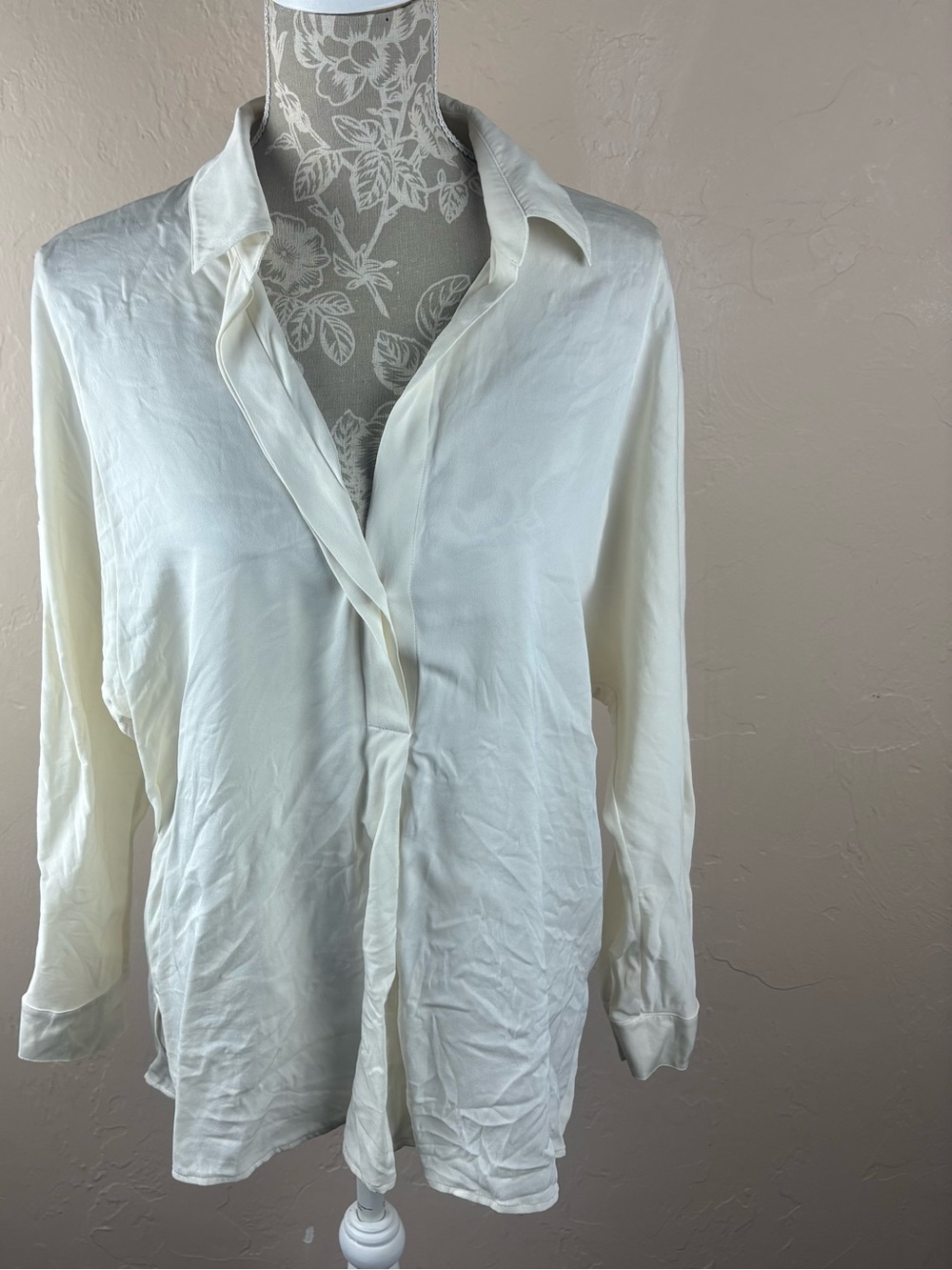 Vince Ivory Stretch Silk Blouse Two Button Pullover Women’s Size Medium Top